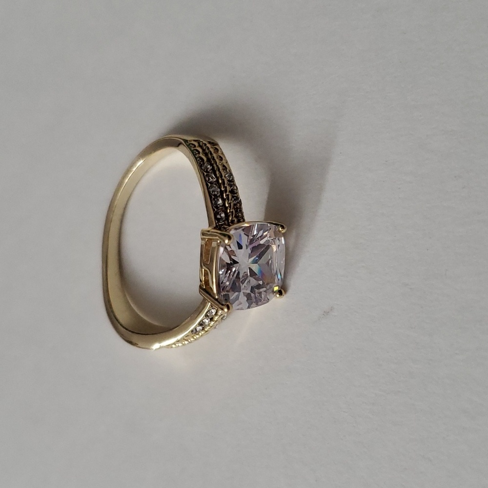 Gorgeous Solitaire Gold Ring